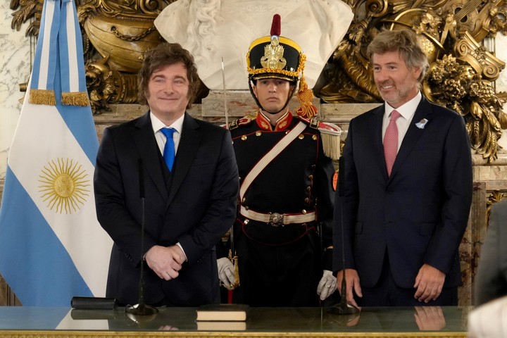 Javier Milei junto al designado ministro de Justicia, Juan Bautista Mahiques (EFE).