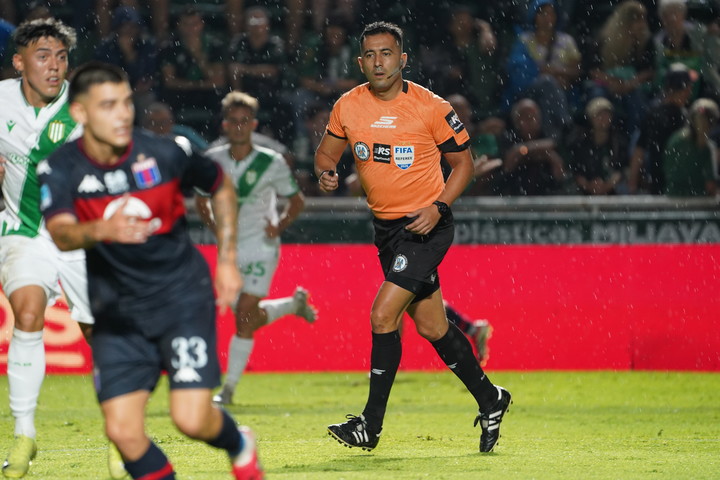 El árbitro Luis Lobo Medina durante Banfield - Tigre (Martín Bonetto).