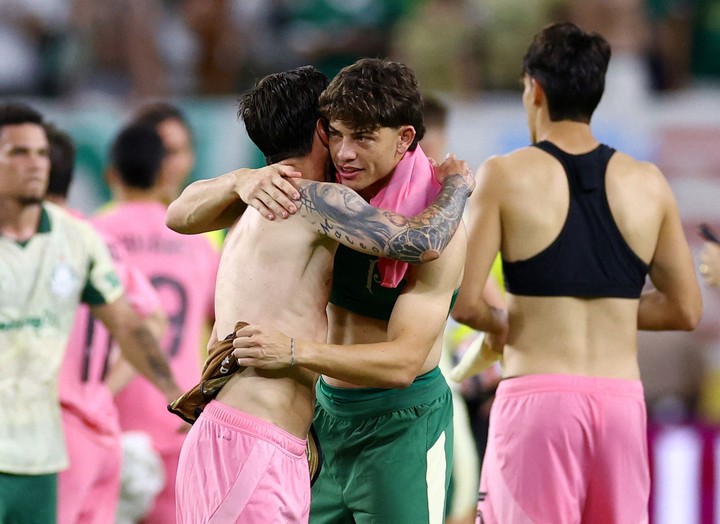 El intercambio de camisetas de Giay con Messi en 2025. (REUTERS)