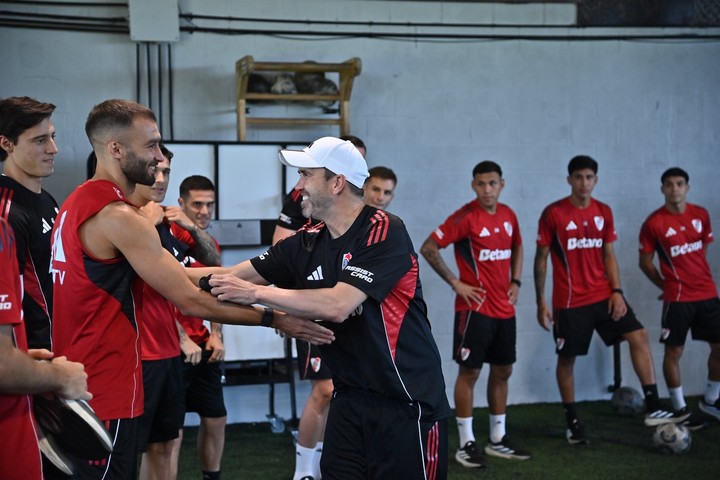 El saludo de Germán Pezzella con Coudet (Prensa River).