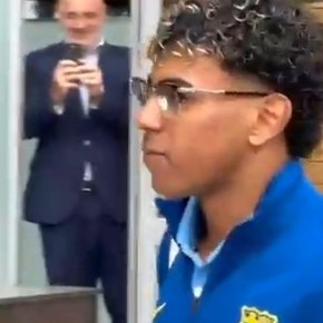 El look intelectual de Lamine Yamal para tratar de dar vuelta un 0-4 en Copa del Rey