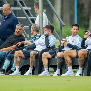 Messi, De Paul, Paredes y Chiqui Tapia, visitas de lujo en la derrota del Sub 20