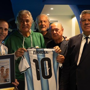 El Chiqui Tapia le entregó una plaqueta a Nahuel Gallo en el amistoso de la Selección
