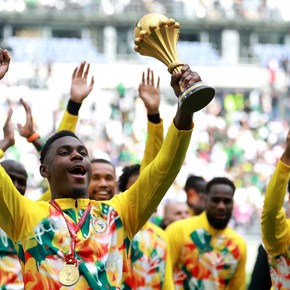 Polémica: Senegal salió a mostrar la Copa Africana que le dieron por ganada a Marruecos