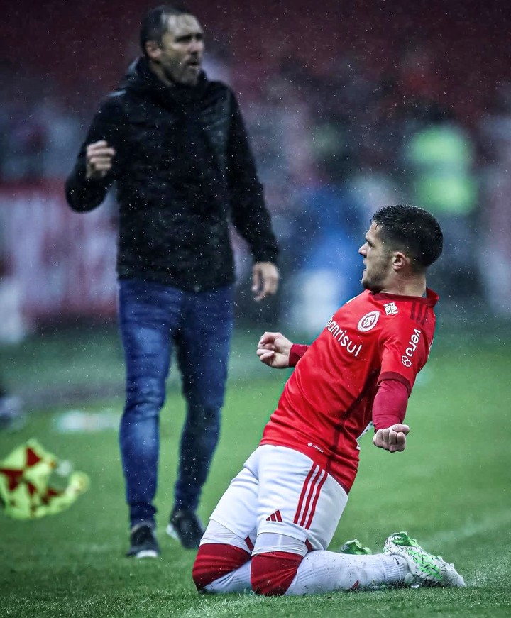 Bustos, con Coudet de fondo en el Inter (IG Fabricio Bustos).