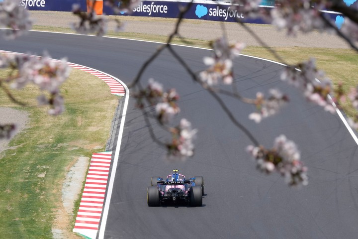 Colapinto girando en la última práctica. (AP Photo/Eugene Hoshiko)