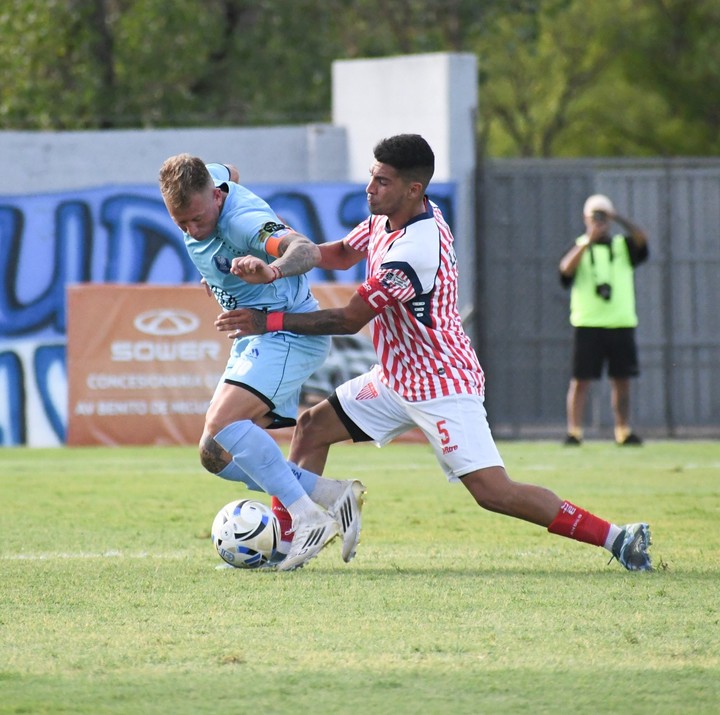En su debut en casa en la Primera Nacional, Ciudad de Bolívar rescató un punto sobre el final. (foto Prensa Los Andes)