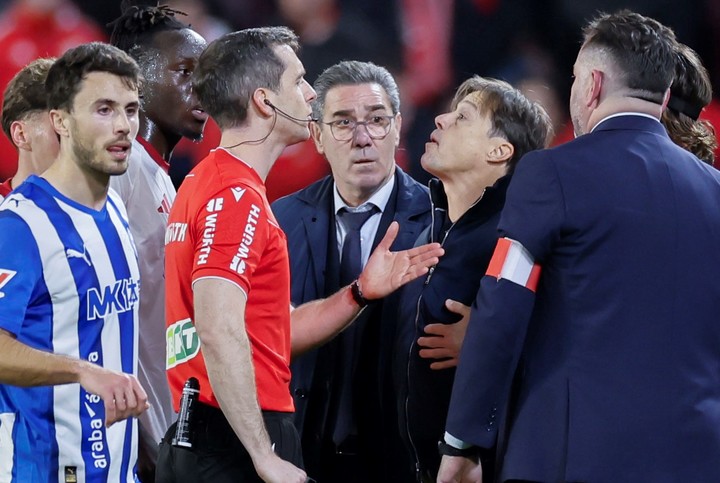 La roja de Almeyda. (EFE/José Manuel Vidal)
