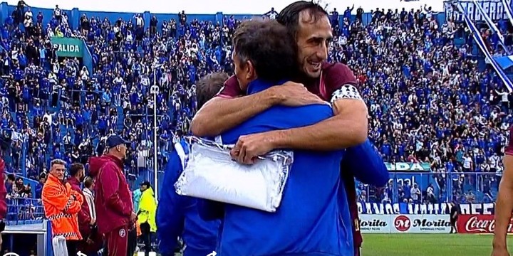El abrazo entre Guillermo y Cali Izquierdoz, del pasado en Boca a un presente en veredas opuestas.