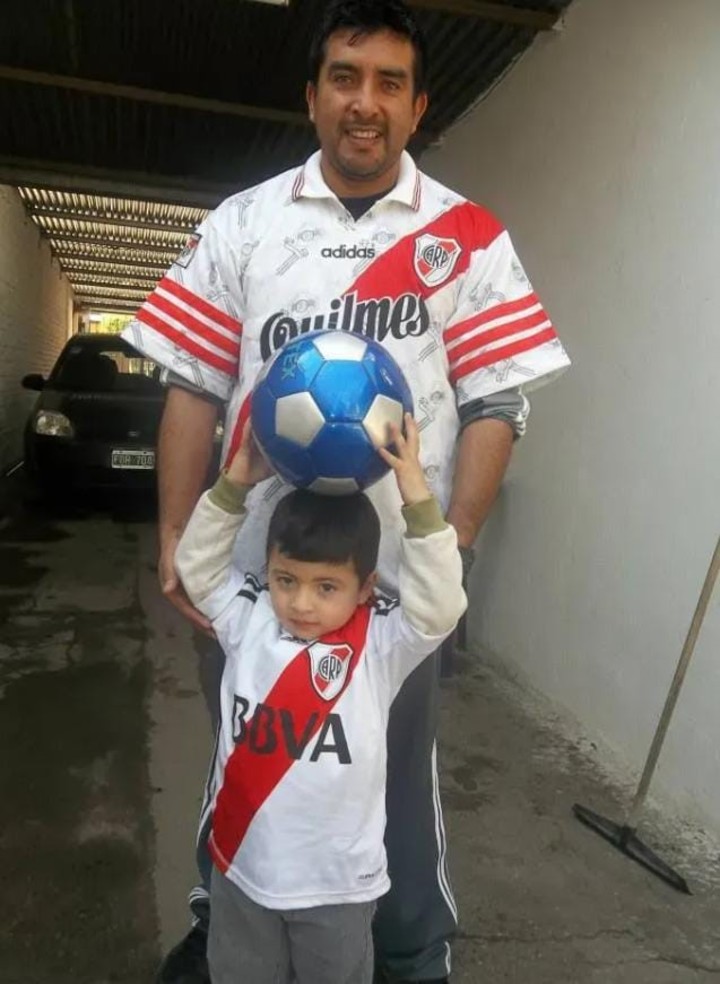 Norberto Acosta junto a su hijo, que heredó su fanatismo por River.