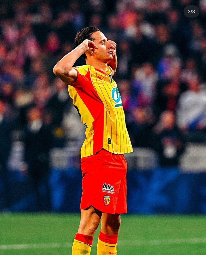 Thauvin, el encargado de patear el penal decisivo para eliminar al Lyon. (Foto: @rclens)