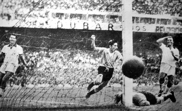 El momento en que Ghiggia vence a Moacir Barbosa (AP).
