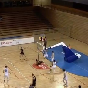 Insólito: volcó la pelota y se le cayó todo el tablero encima
