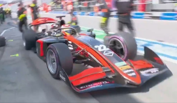 Nicolás Varrone salió de boxes en el primer puesto debido al safety car.