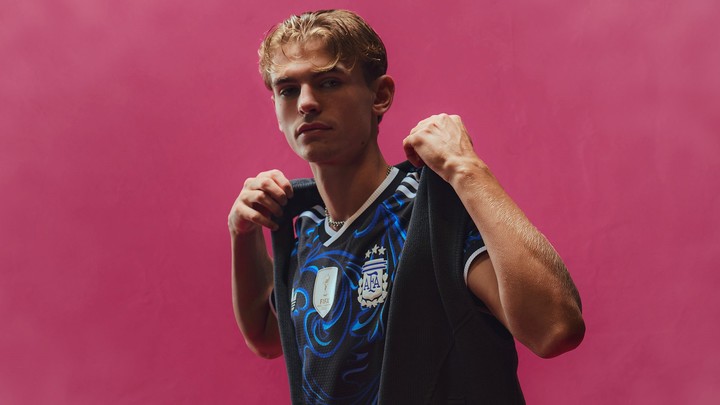 Nico Paz con la nueva camiseta alternativa de la Selección.