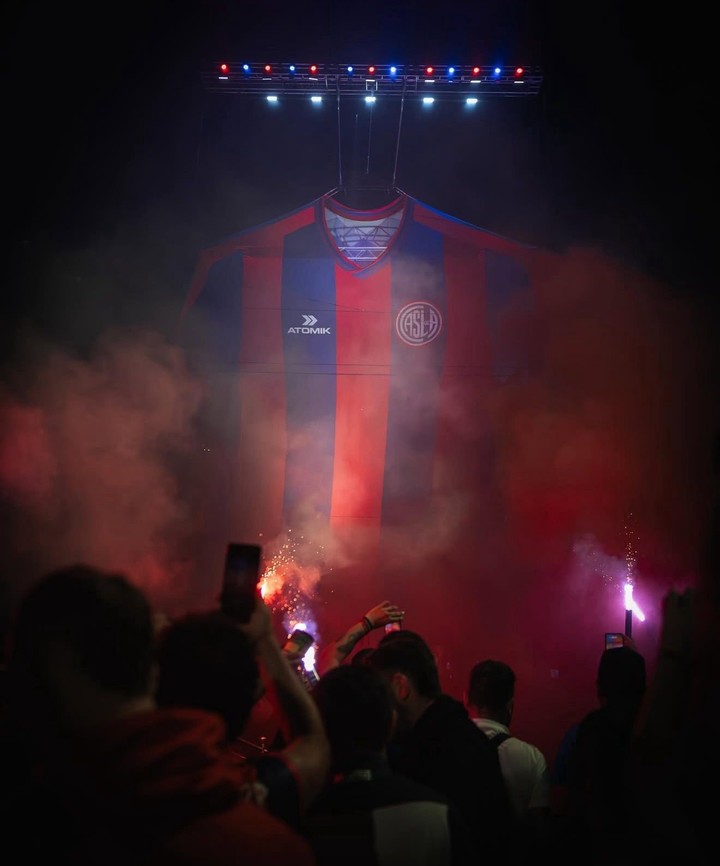 La camiseta gigante de San Lorenzo de Almagro se desplegó en Boedo ante miles de hinchas y se llevó todas las miradas.
