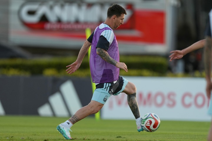 El 10 en Ezeiza: el viernes, la Selección enfrenta a Mauritania (AP Photo/Gustavo Garello).