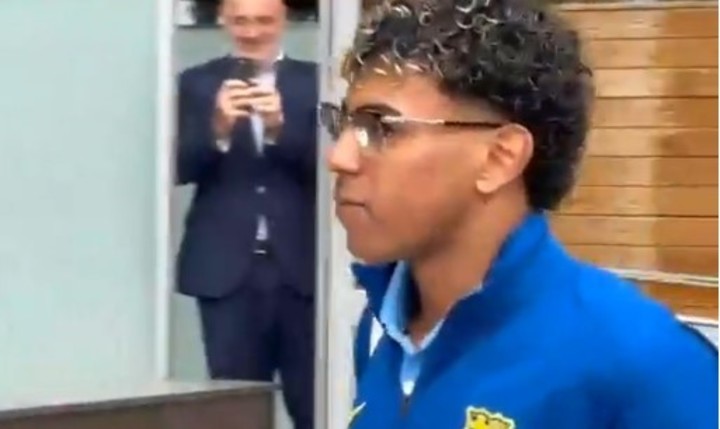 El look de Lamine Yamal con anteojos.