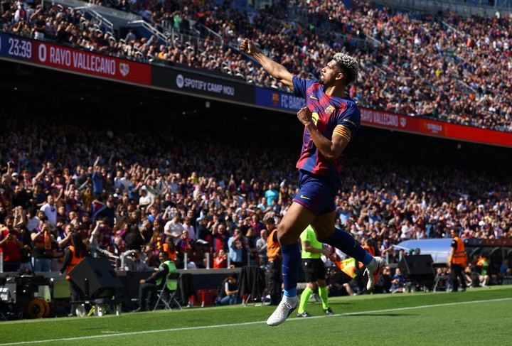 Ronald Araujo celebra su gol. (REUTER)