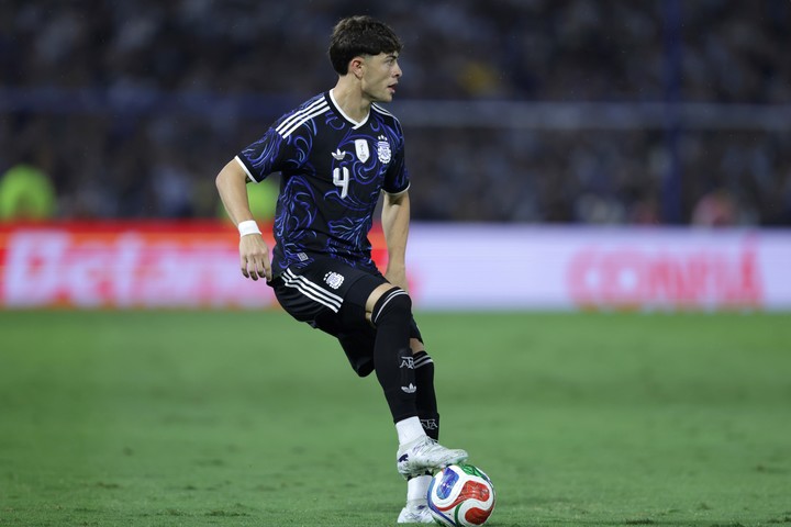 Agustín Giay sumó sus primeros minutos con la Selección (EFE).