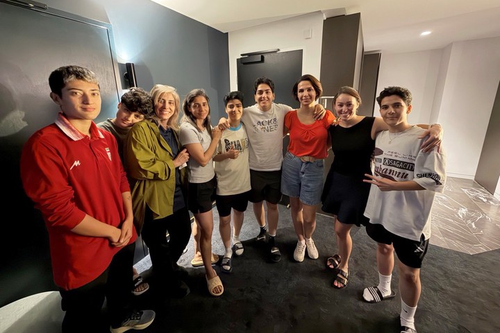 El ministro del Interior de Australia, Tony Burke, junto a las jugadoras de Irán. Foto: EFE