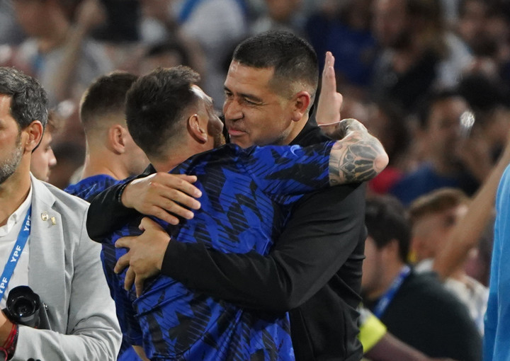 Riquelme y el abrazo con Messi en la Bombonera el día que la Selección recibió a Uruguay (Marcelo Carroll).