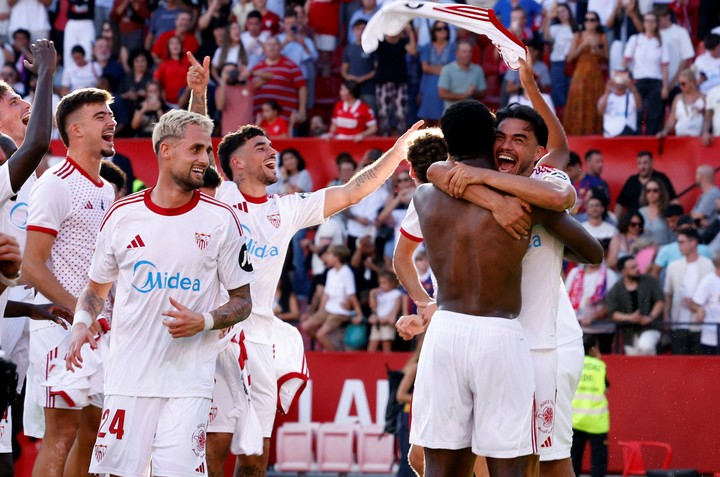 Festejo del Sevilla en su victoria frente al Barcelona. (REUTERS/Marcelo Del Pozo)