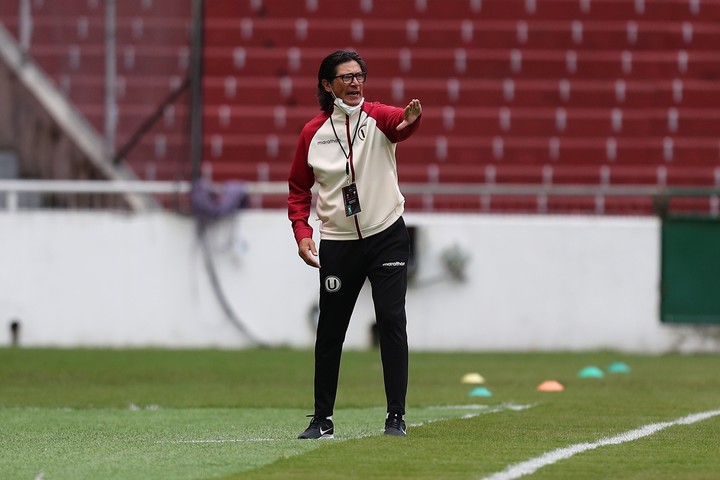 Comizzo en Universitario. (EFE)
