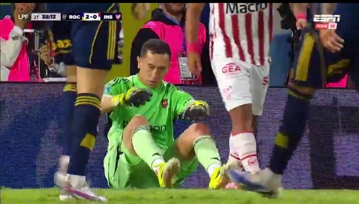 El arquero tapó un remate, se le agudizó el dolor y pidió el cambio. Foto: Captura de TV.