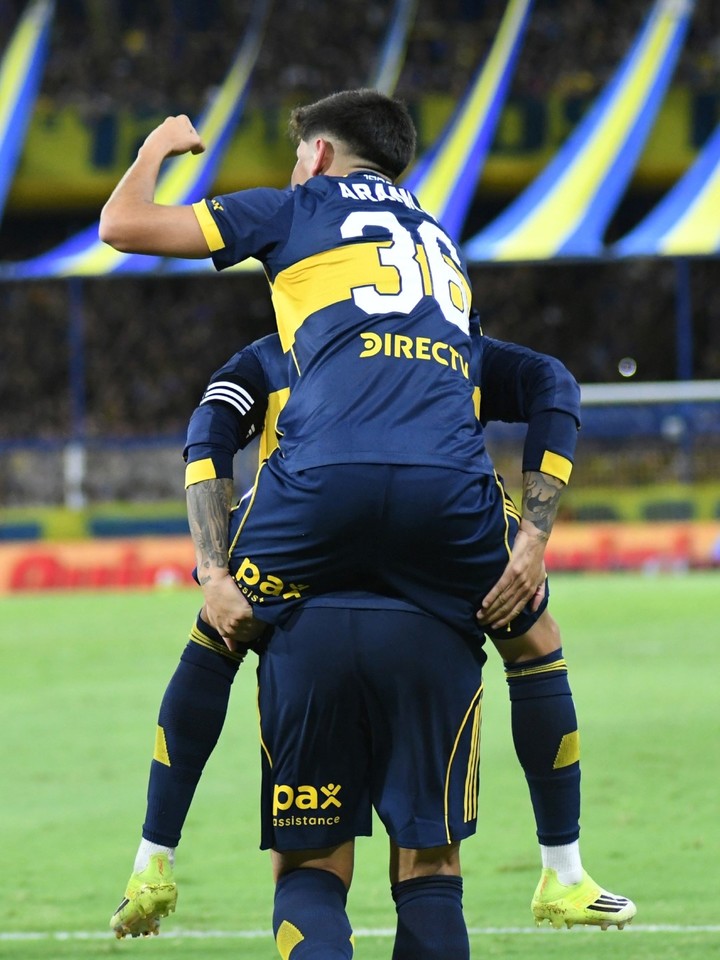 El festejo de Tomás Aranda con Paredes tras su primer gol en Boca vs Instituto (Prensa Boca).