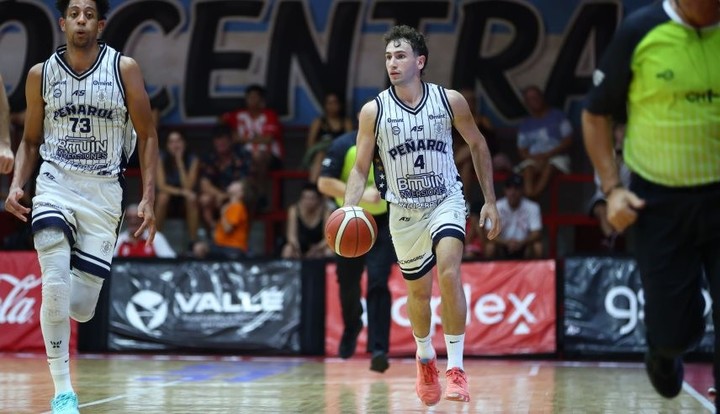 Triunfo de Peñarol ante Instituto (LNB).