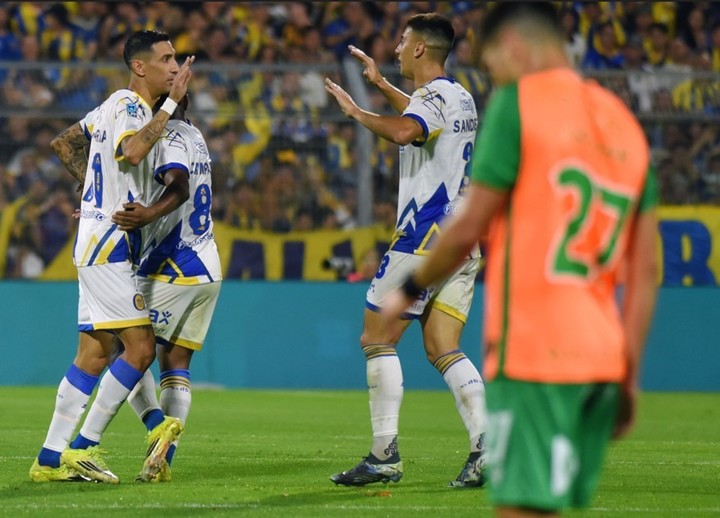 Campaz y Sández saludan a Di María: fue clave el regreso de Fideo ante Banfield (Fotobaires).