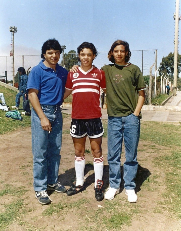 El Muñeco junto a su papá, Máximo, y un amigo en sus primeros días en la cantera de River.