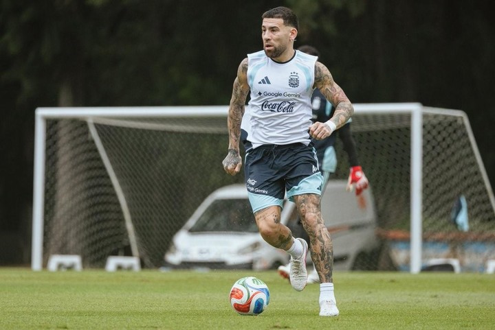 Otamendi, uno de los que no jugó con Mauritania, fue de arranque en el amistoso con la Sub 20 (Foto: Prensa AFA).