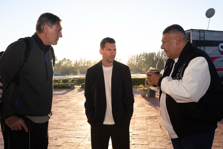 Messi y Chiqui Tapia, juntos en el predio de Ezeiza.  Foto: @Selección