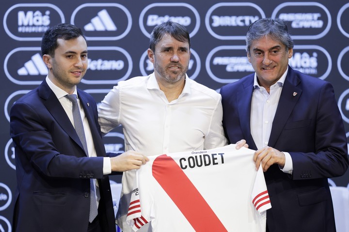Coudet con Di Carlo en su presentación como DT de River. El presidente y el uruguayo, presentes en el sorteo. (EFE/ Adan González)