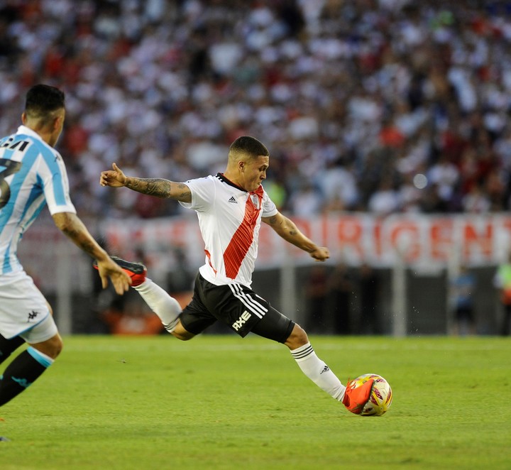 El tiro libre que Quintero le convirtió a Racing en 2019. Foto Juan Manuel Foglia