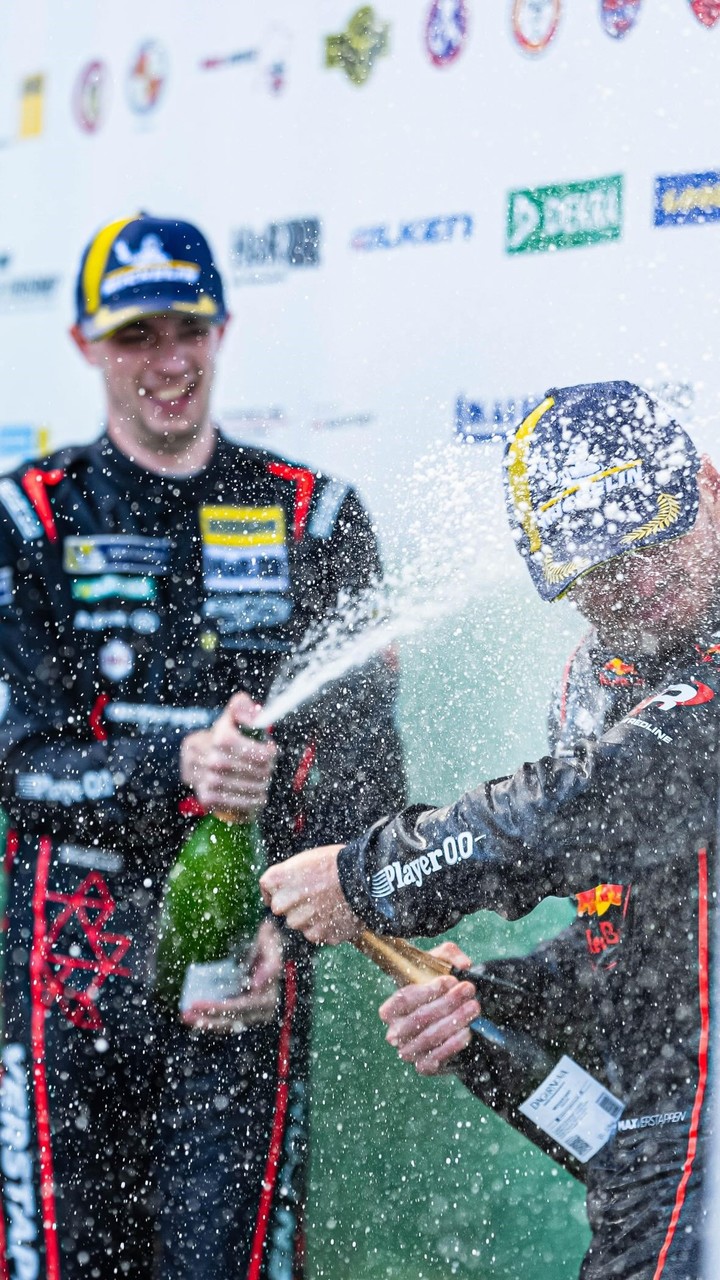 Chris Lulhan y Max Verstappen celebran con champagne tras su victoria en Nürburgring.