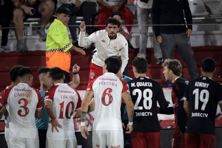 Los jugadores contra el asistente (Fotobaires).