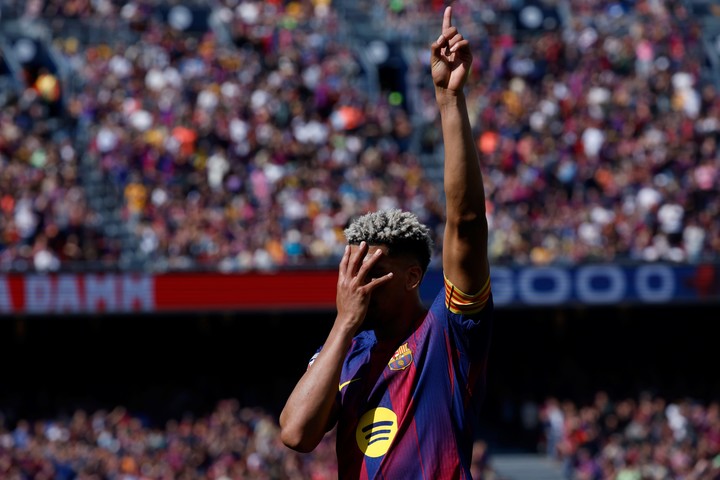 Ronald Araujo celebra su gol. (AP)