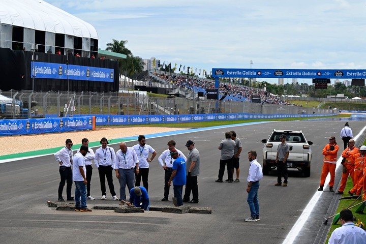 Los organizadores del MotoGP siguen de cerca los trabajos para reparar el cráter en plena recta principal.
(Foto: The Race).