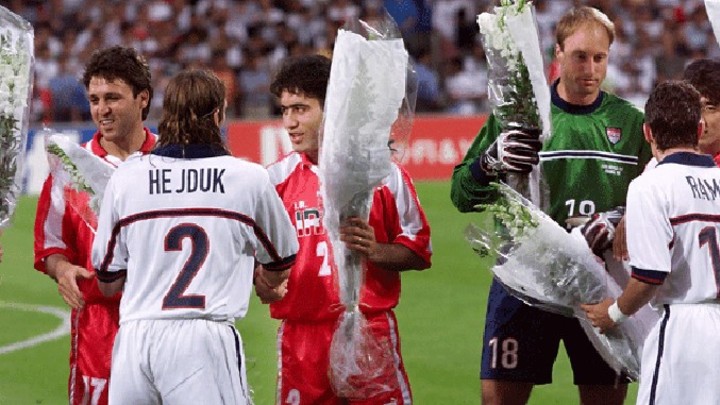 Se intercambiaron flores y banderines en Lyon.