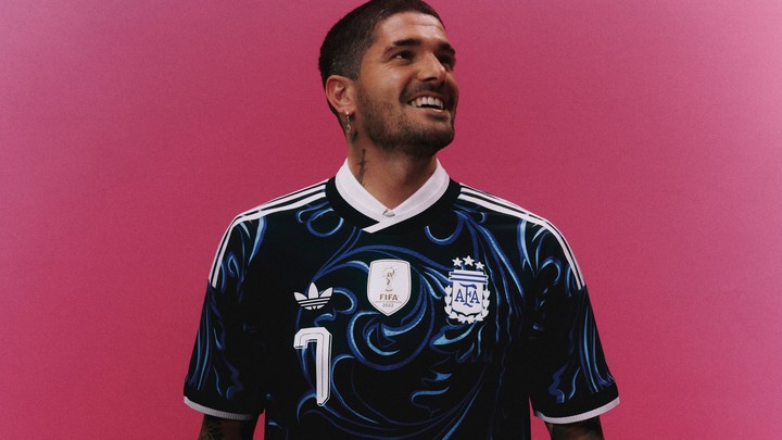 De Paul con la nueva camiseta alternativa de la Selección.