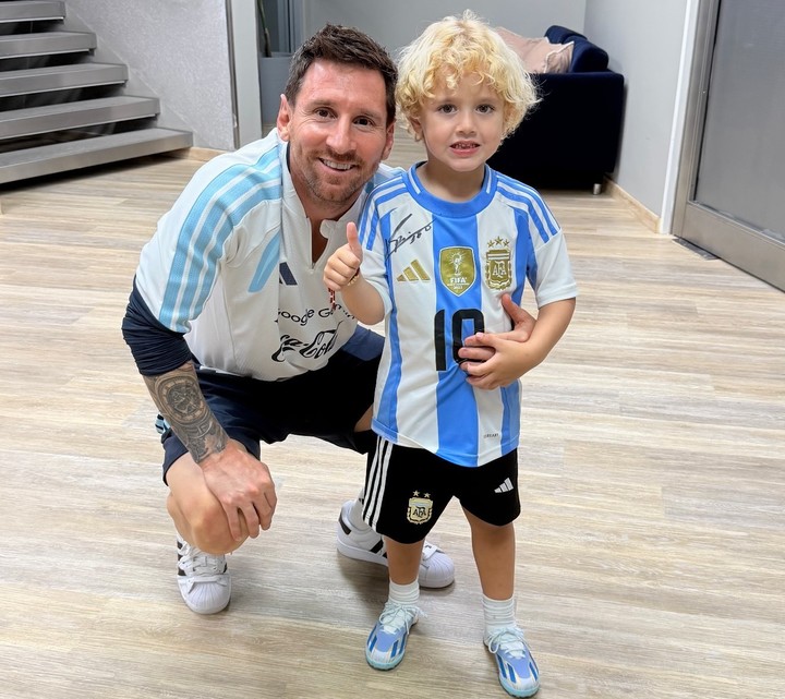 Valentino Armani junto a Messi. Imagen: Instagram Daniela Rendon.