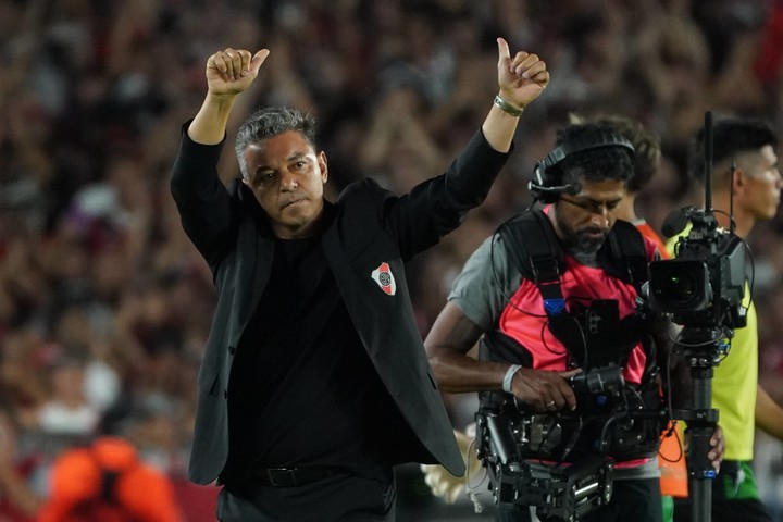 El saludo y agradecimiento de Gallardo a los hinchas en su despedida como DT de River frente a Banfield (Foto: Juano Tesone)