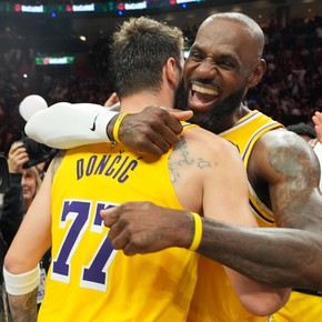 Otro nochón para la dupla de los Lakers: Doncic clavó 60 puntos y LeBron pasó a ser el jugador con más partidos en la historia de la NBA