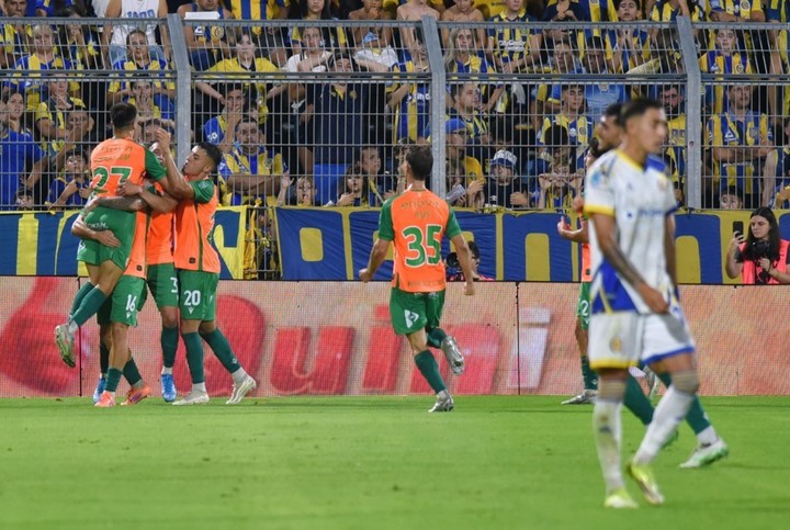 Todo Banfield festeja el golazo de Méndez, de pecho, a Central (Fotobaires).