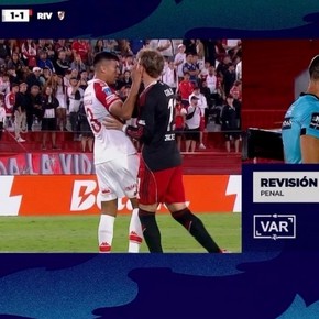El segundo penal que le cobraron a River por mano tras intervención del VAR y una doble expulsión simultánea