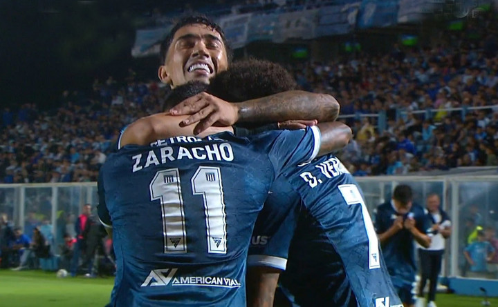 El abrazo de los jugadores de Racing en el gol