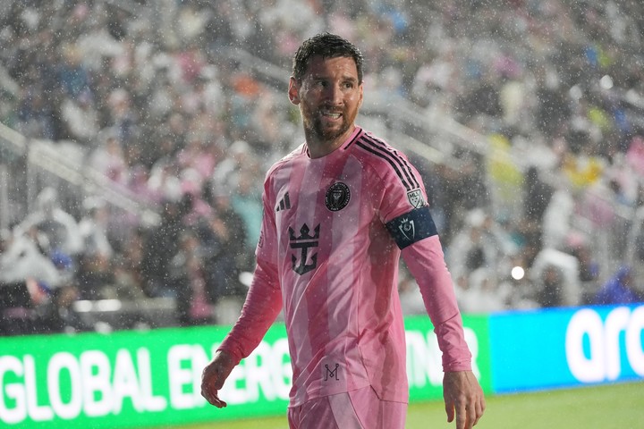 Messi y compañía, pasados por agua. (AP Photo/Marta Lavandier)